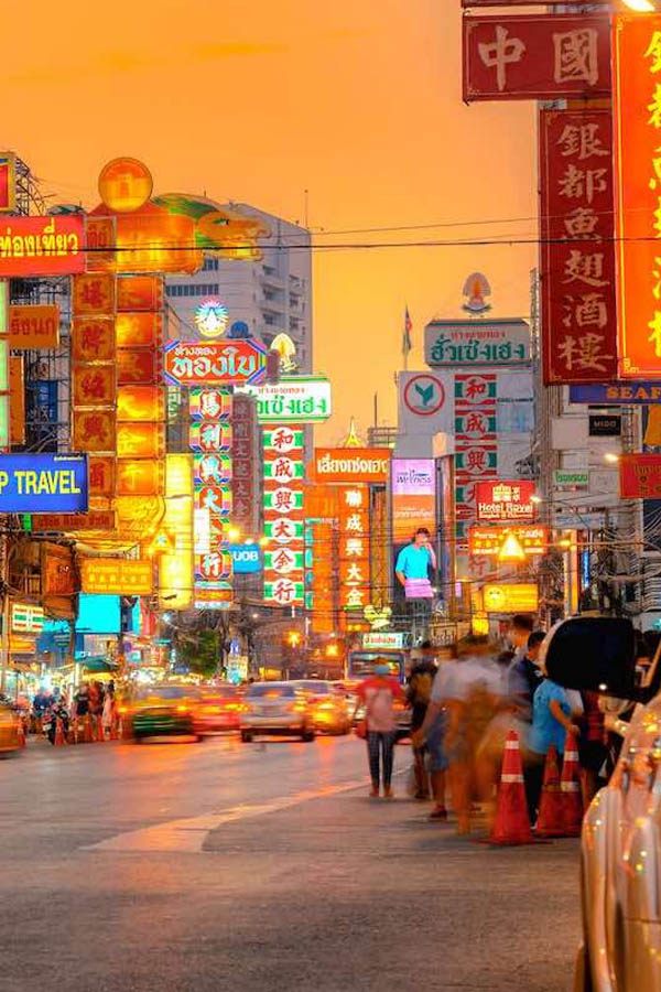बैंकॉक चाइनाटाउन याओवारात रोड पारंपरिक दुकान मकानों और चीनी संकेतों के साथ