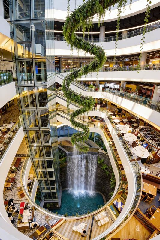 एमक्वार्टियर और एम्पोरियम बैंकॉक आंतरिक भाग लक्जरी ब्रांड बुटीक और परिष्कृत शॉपिंग वातावरण के साथ