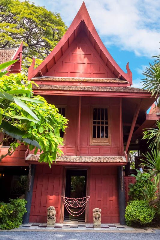 जिम थॉम्पसन हाउस बैंकॉक पारंपरिक थाई वास्तुकला लकड़ी की संरचनाओं और हरे-भरे बागानों के साथ