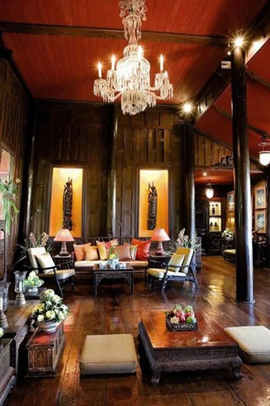 जिम थॉम्पसन हाउस बैंकॉक आंतरिक भाग पारंपरिक थाई वास्तुकला और प्राचीन संग्रह दिखाता है