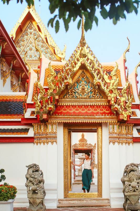 वाट पो मंदिर बैंकॉक परिसर पारंपरिक थाई वास्तुकला और स्तूपों के साथ