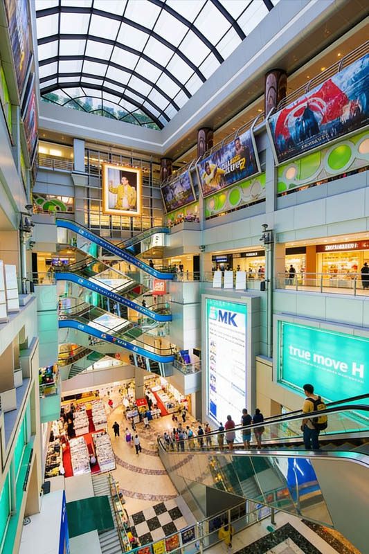 एमबीके सेंटर बैंकॉक इलेक्ट्रॉनिक्स सेक्शन मोबाइल फोन दुकानों और गैजेट स्टॉल के साथ