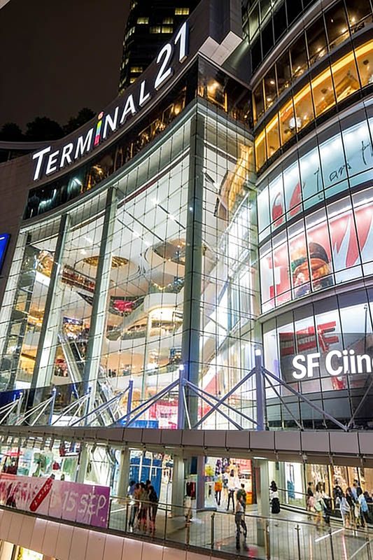 टर्मिनल 21 बैंकॉक एयरपोर्ट थीम्ड शॉपिंग मॉल शहर-थीम्ड फ्लोर सजावट के साथ